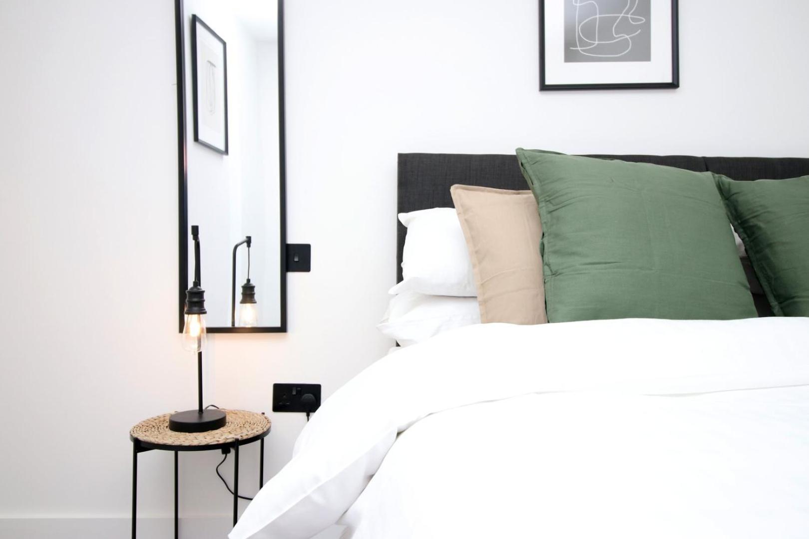 2 Bedroom With Free Parking Swindon Exterior foto