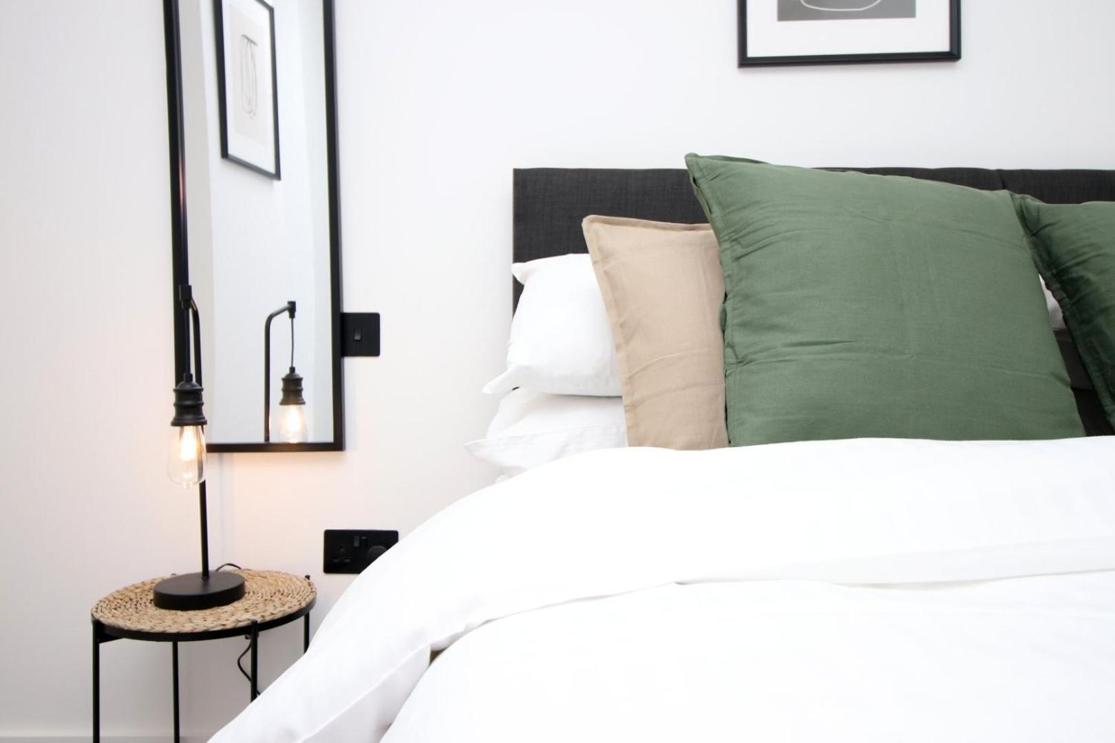 2 Bedroom With Free Parking Swindon Exterior foto