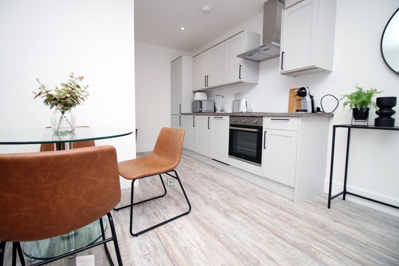 2 Bedroom With Free Parking Swindon Exterior foto