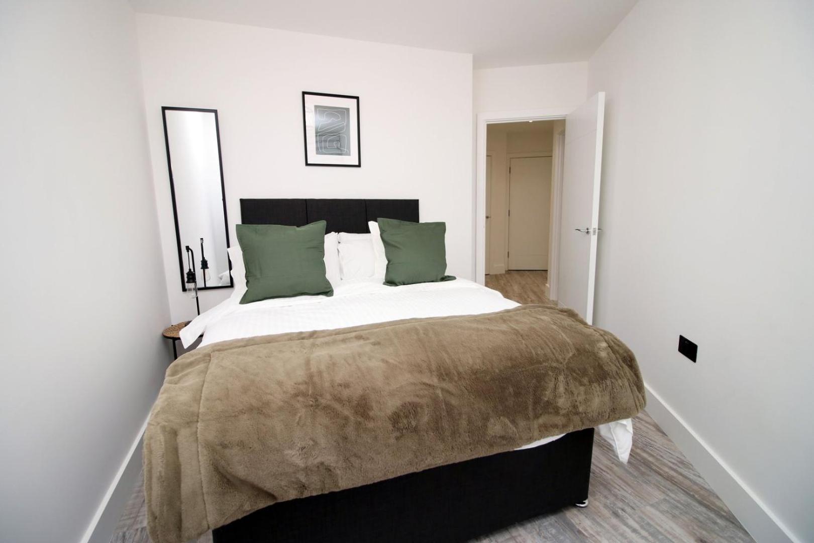2 Bedroom With Free Parking Swindon Exterior foto