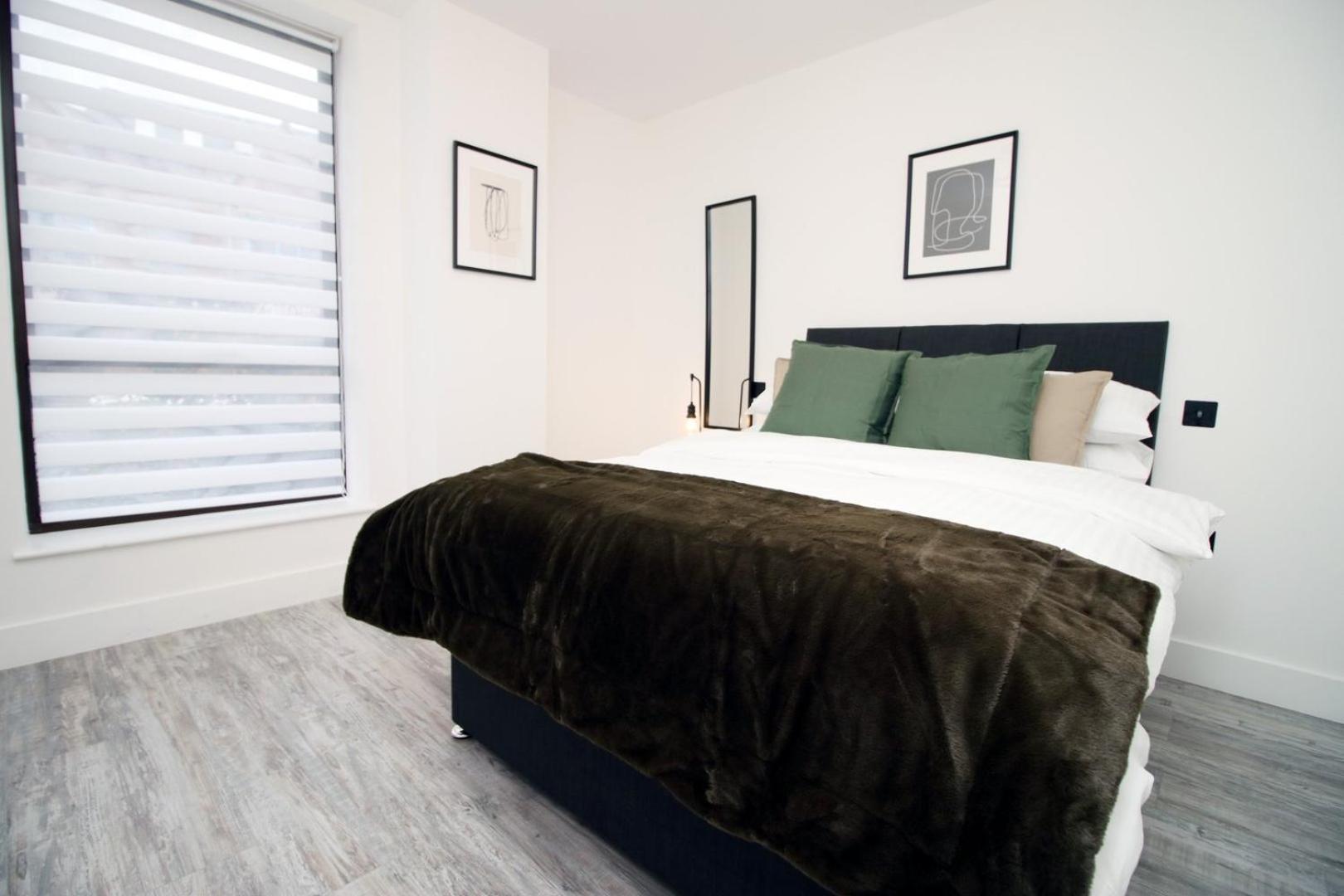 2 Bedroom With Free Parking Swindon Exterior foto