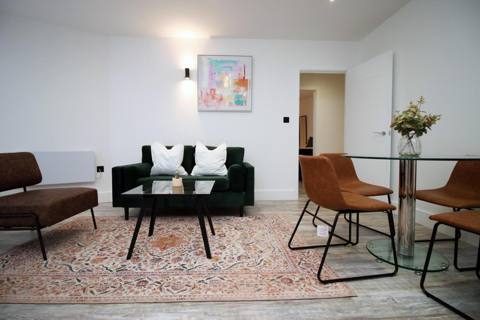 2 Bedroom With Free Parking Swindon Exterior foto