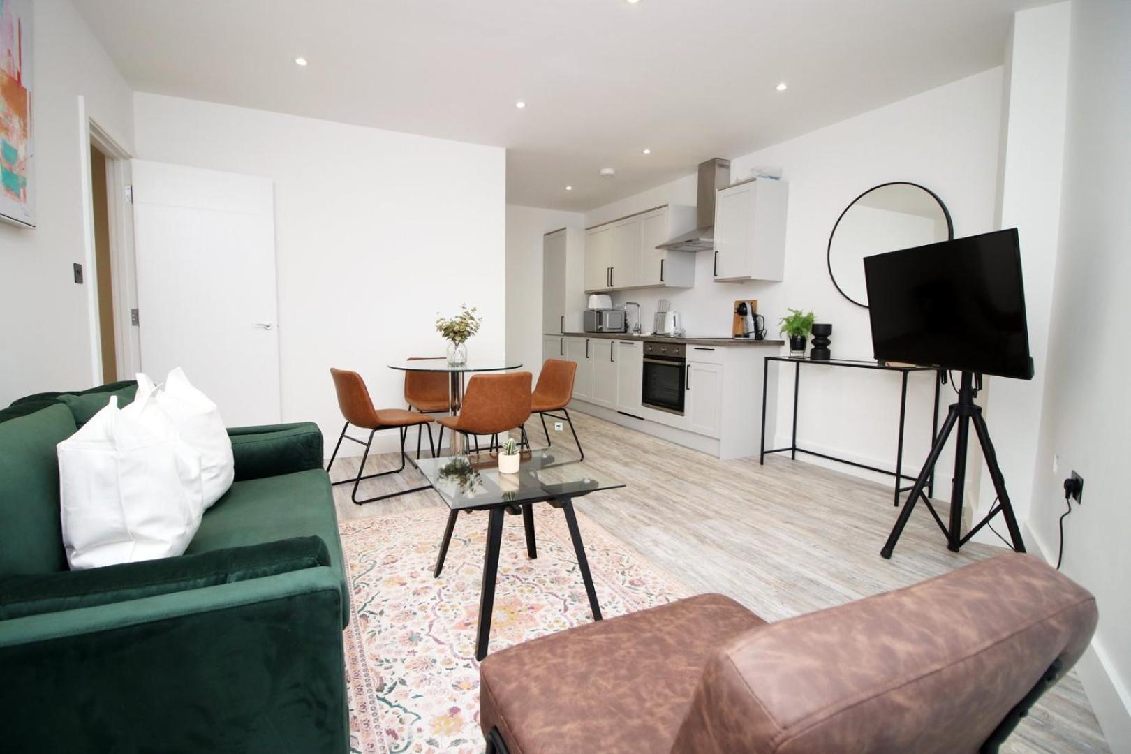 2 Bedroom With Free Parking Swindon Exterior foto