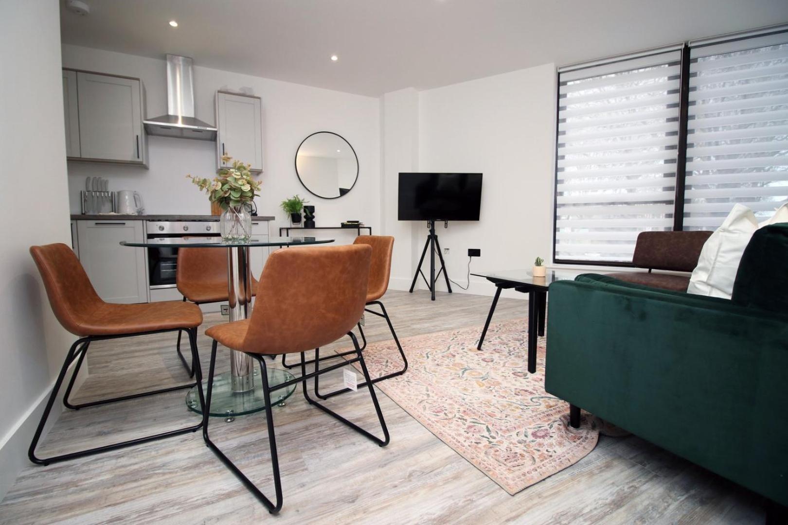 2 Bedroom With Free Parking Swindon Exterior foto